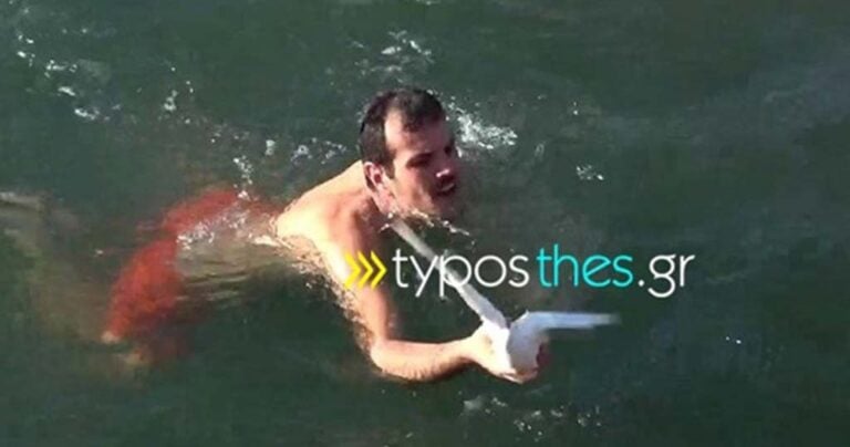 Θεσσαλονίκη: Μπέρδεψαν το περιστέρι με τον Τίμιο Σταυρό και βούτηξαν για να το πιάσουν