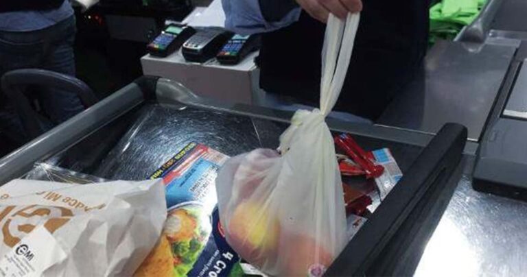 Οργή στην Ιταλία για τις βιοδιασπώμενες σακούλες που αντικατέστησαν τις πλαστικές στα σουπερμάρκετ