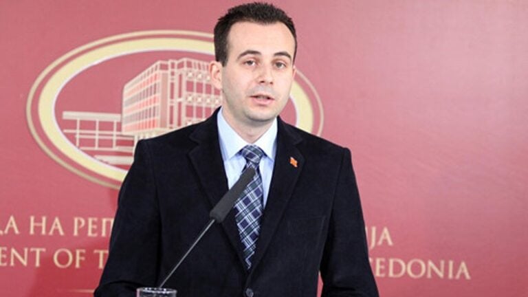 Ναουμόφσκι: «Κανένα κράτος δεν έχει το δικαίωμα να επιβάλει νέο όνομα σε άλλη χώρα»