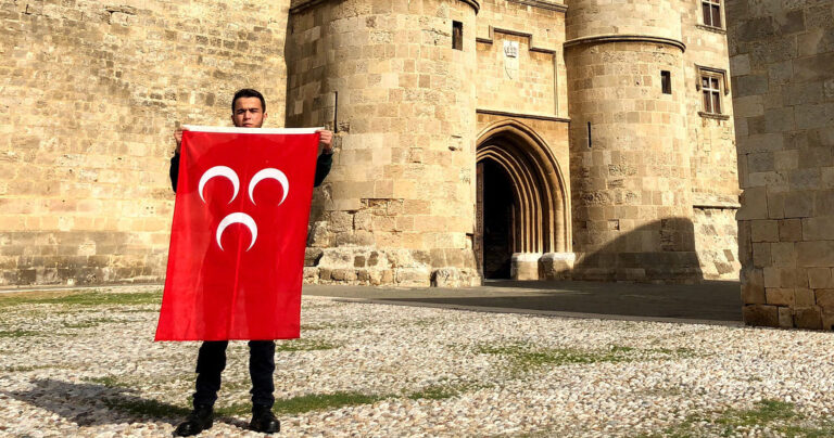 Τούρκος φωτογραφήθηκε στη Ρόδο με την τουρκική σημαία