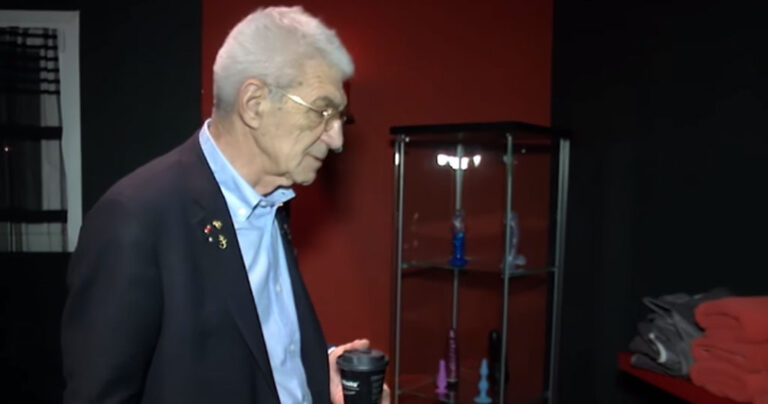 Ο Γιάννης Μπουτάρης έδωσε συνέντευξη μέσα σε οίκο ανοχής