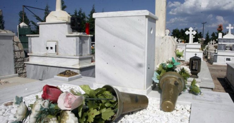 Στο στόχαστρο της εφορίας οι γυναίκες που ανάβουν καντήλια σε νεκροταφεία
