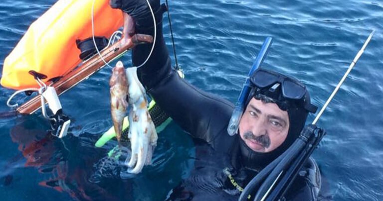 O Πολάκης υποδέχθηκε τη νέα χρονιά με ψαροντούφεκο στη Μακρόνησο