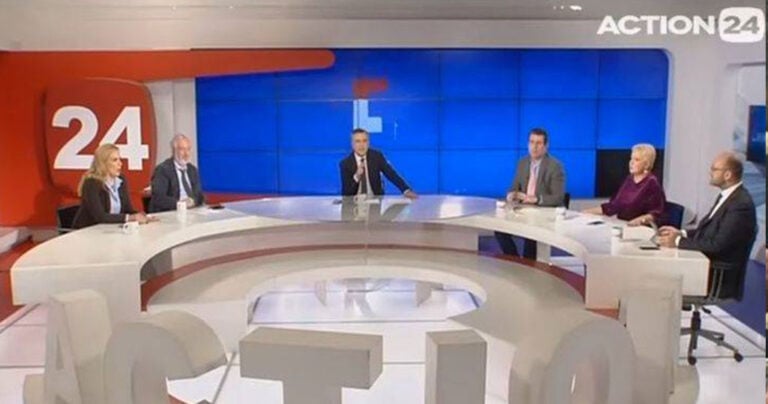 Η στιγμή του χθεσινού σεισμού ζωντανά σε τηλεοπτική εκπομπή που τρέμει η κάμερα