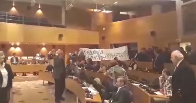 Μέλη της XA εισέβαλαν στο Δημοτικό Συμβούλιο Θεσσαλονίκης για το Σκοπιανό