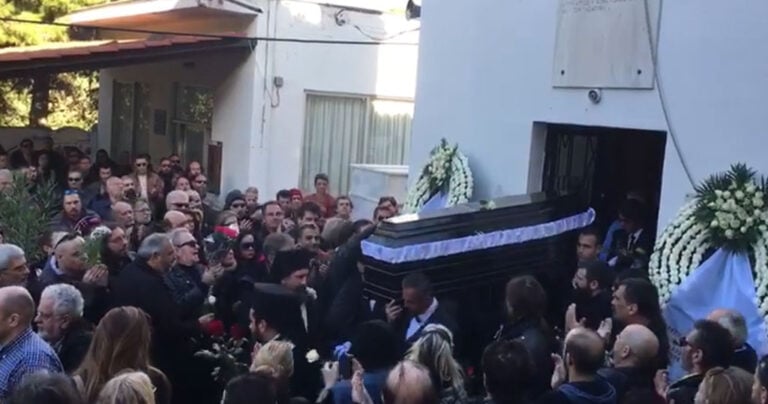 Κηδεία Τζίμη Πανούση: Συγγενείς, καλλιτέχνες και πολιτικοί είπαν το τελευταίο αντίο