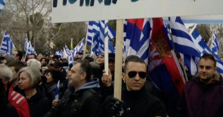 Ο Κασιδιάρης‏ με πινακίδα «Monkeydonia» στο συλλαλητήριο για την Μακεδονία