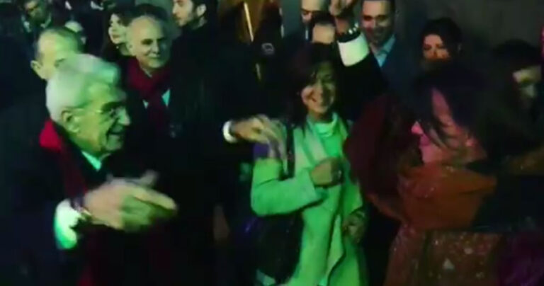 Ο χορός Μπουτάρη – Ψινάκη στο ρεβεγιόν στην πλατεία Αριστοτέλους