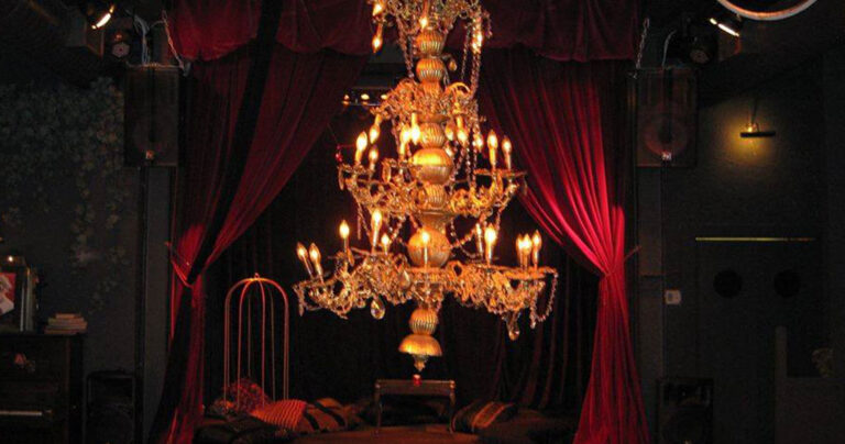 Τι είναι τα «Δείπνα Μυστηρίου» που κάνουν θραύση στην Αθήνα