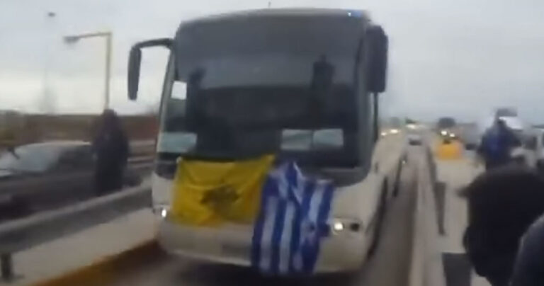 Πολίτες περνούν τα διόδια κορνάροντας και μπαίνουν στην Θεσσαλονίκη για το συλλαλητήριο