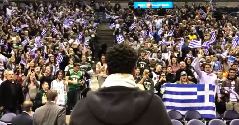 Ο Αντετοκούνμπο τραγούδησε δυνατά τον εθνικό ύμνο μαζί με εκατοντάδες Έλληνες