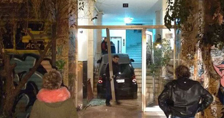 Smart στα Εξάρχεια μπήκε σε είσοδο πολυκατοικίας και ανέβηκε και τα σκαλιά