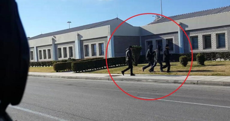 Πάτρα: Μετανάστες μπήκαν σε πλοίο και απείλησαν τον καπετάνιο να τον κάψουν με φωτοβολίδα
