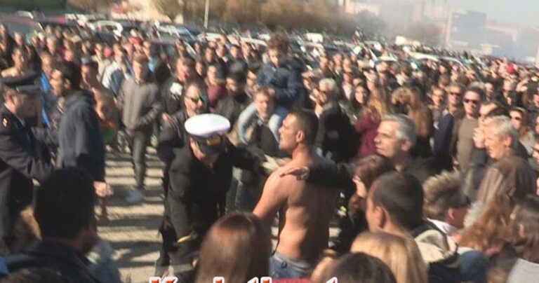 Άγριο ξύλο με μπουνιές και κλωτσιές στο Κιάτο για τον Τίμιο Σταυρό