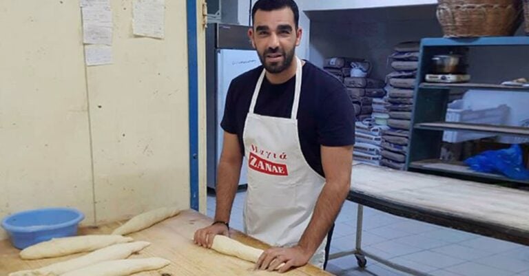 Bουλευτής του ΣΥΡΙΖΑ σηκώθηκε χαράματα για να ζυμώσει και να φουρνίσει ψωμί