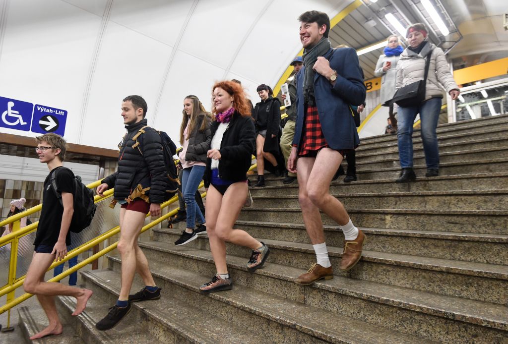 На улице без штанов. No Pants Subway Ride Москва. Нью Йорк метро без штанов. Флешмоб в метро без штанов 2018. День без штанов в метро Нью-Йорка.