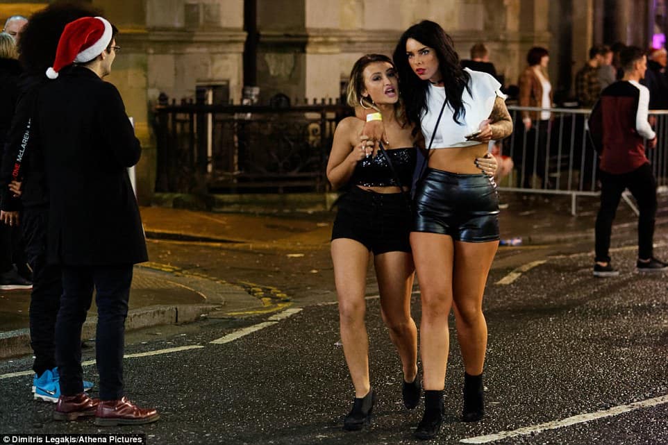 Drank street. London Friday Night. Friday Night in London drunk. Drunken Streetgirls. Winding Street.