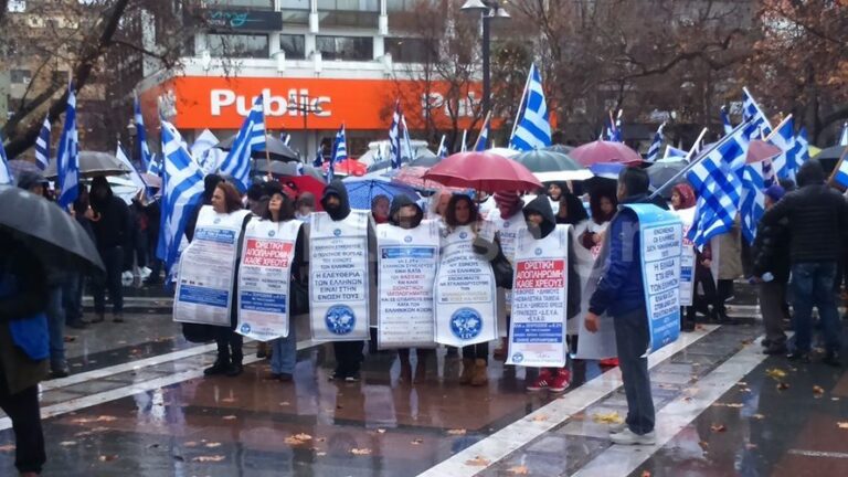 500 οπαδοί του Σώρρα πλημμύρισαν το κέντρο της Λάρισας διαδηλώνοντας