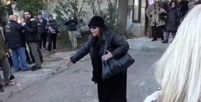 Η Ελένη Λουκά έκανε «ντου» στην κηδεία του Τζίμη Πανούση