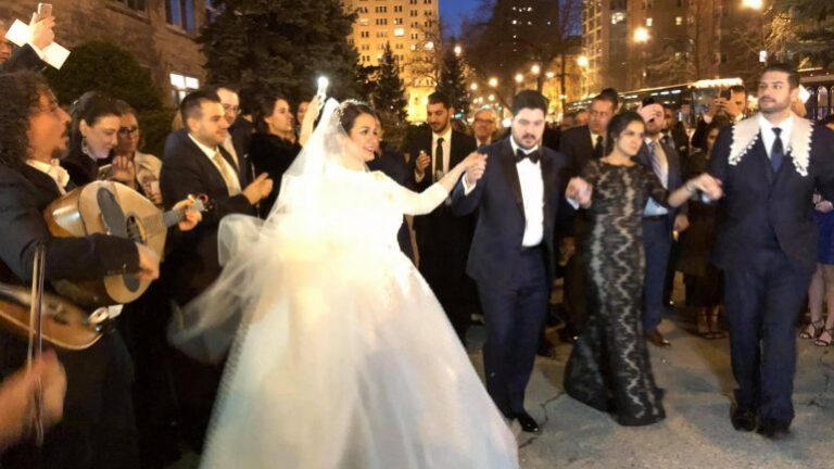 Κρητικός γάμος στο Σικάγο με ρακή και μαντινάδες κράτησε τρεις μέρες