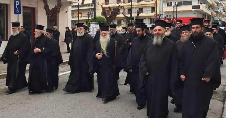 Ιερείς έκαναν πορεία στο Αίγιο για το όνομα των Σκοπίων