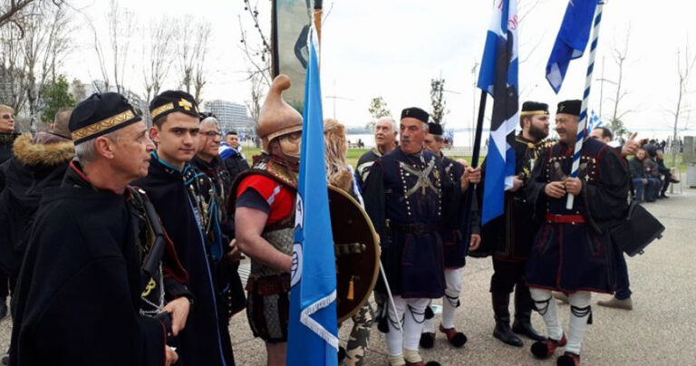 Με σημαίες, παραδοσιακές φορεσιές και στολές Aρχαίων Μακεδόνων στο Συλλαλητήριο