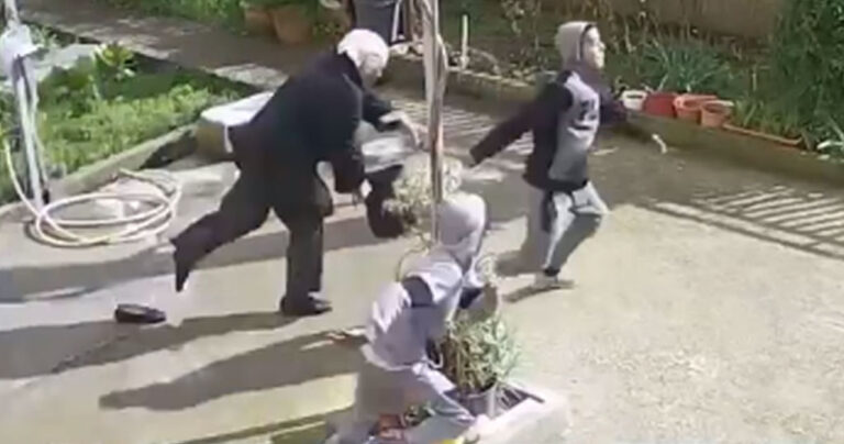 Ανήλικοι Ρομά επιτέθηκαν σε 82χρονη γιαγιά στην Σπάρτη για να την κλέψουν