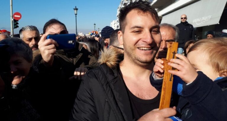 28χρονος οικογενειάρχης αστυνομικός έπιασε τον Σταυρό στη Θεσσαλονίκη