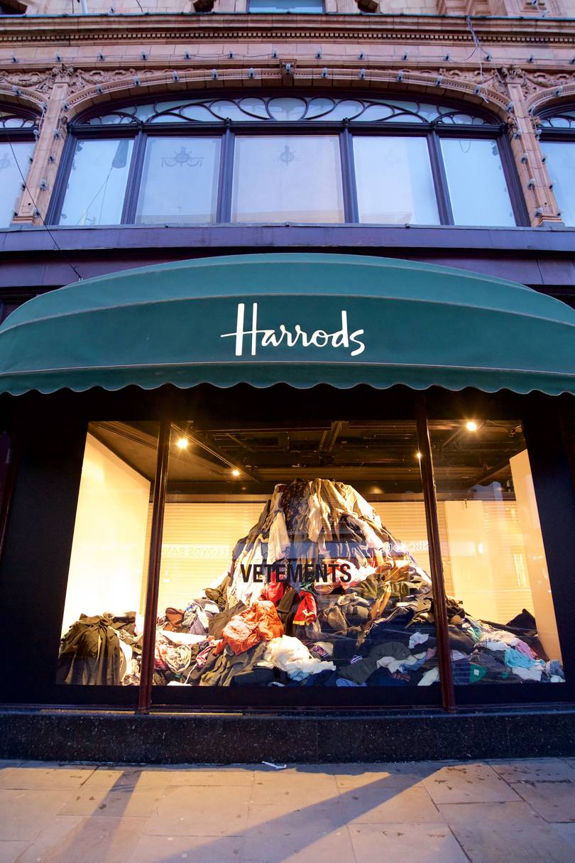 Οι νέες βιτρίνες των Harrods έχουν στοίβες πεταμένων ρούχων για ένα σοβαρό λόγο 30 03