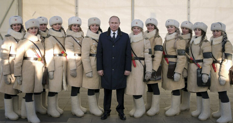Ο Πούτιν πόζαρε με γυναίκες ντυμένες με στολές του Κόκκινου στρατού