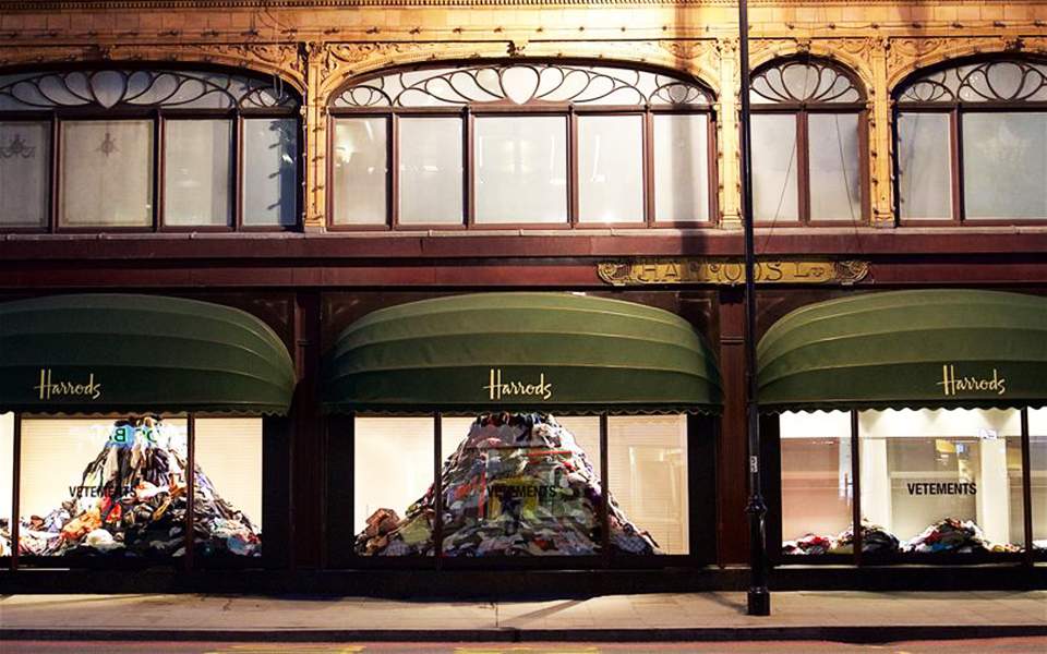 Οι νέες βιτρίνες των Harrods έχουν στοίβες πεταμένων ρούχων για ένα σοβαρό λόγο 29 0edf9cff31b4c73a566f702599a66358