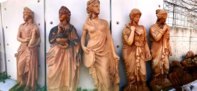 Γλύπτης φτιάχνει Αρχαίους Έλληνες θεούς από πηλό σε αποθήκη στο Αιγάλεω