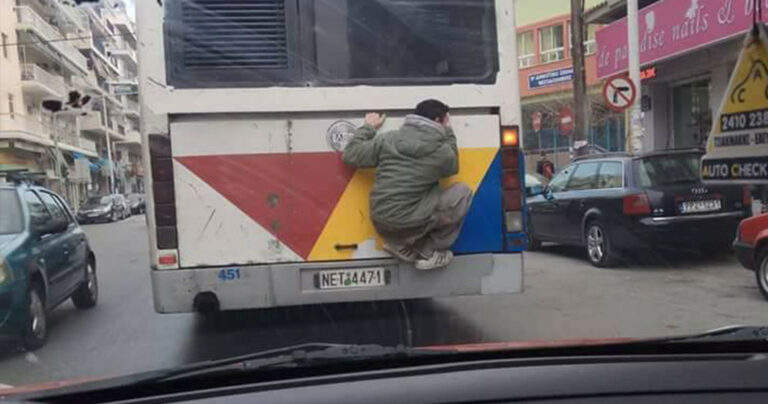 «Λαθρεπιβάτης» στην Θεσσαλονίκη κρεμάστηκε στο πίσω μέρος λεωφορείου