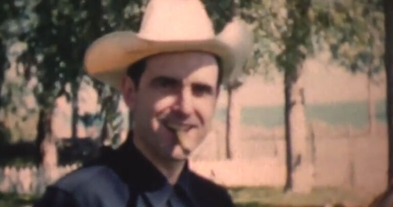 Σπάνιο βίντεο δείχνει τον Ανδρέα Παπανδρέου με πούρο και καουμπόικο καπέλο