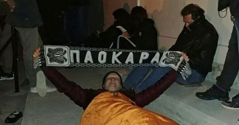 ΠΑΟΚτσής ξάπλωσε με υπνόσακο από βραδύς έξω από τα εκδοτήρια της Τούμπας