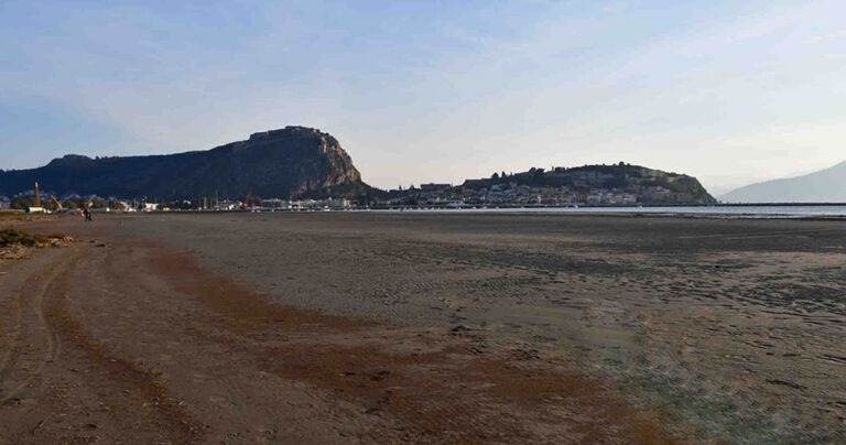 Η υπερπανσέληνος εξαφάνισε τη θάλασσα στο Ναύπλιο και δημιούργησε νέα παραλία