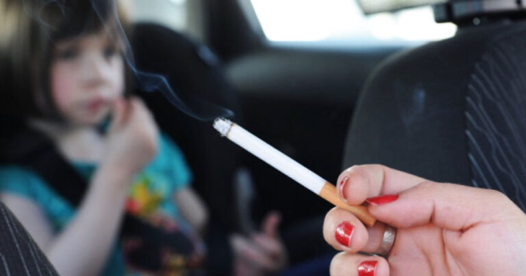 Πρόστιμο ως και 3000 ευρώ και αφαίρεση της άδειας σε όσους καπνίζουν σε αυτοκίνητο με παιδιά