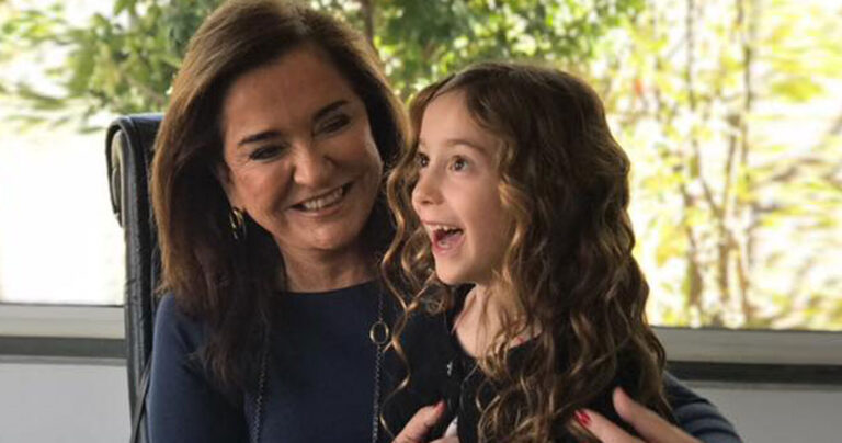 Η φωτογραφία της εορτάζουσας Ντόρας αγκαλιά με την συνονόματη εγγονή της