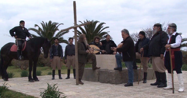 Ο Ψαραντώνης τραγουδά «Πότε θα κάνει ξαστεριά» στον τάφο του Καζαντζάκη