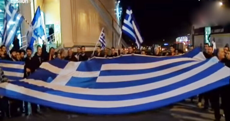 Με κατσούνες και στιβάνια έφθασαν στο λιμάνι του Πειραιά οι Κρητικοί για το συλλαλητήριο