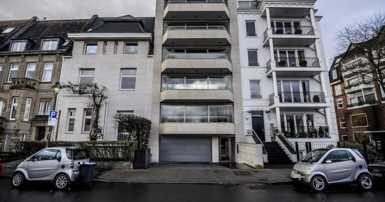 Γερμανός αγόρασε 2 Smart για να κρατήσει την είσοδο του πάρκινγκ του «καθαρή»