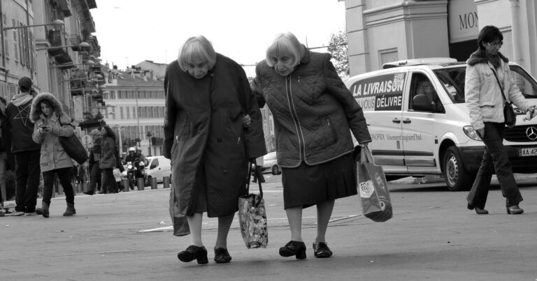 Δίδυμες από την Γαλλία κάνουν τα πάντα μαζί και έκαναν το διαδίκτυο να τις αγαπήσει