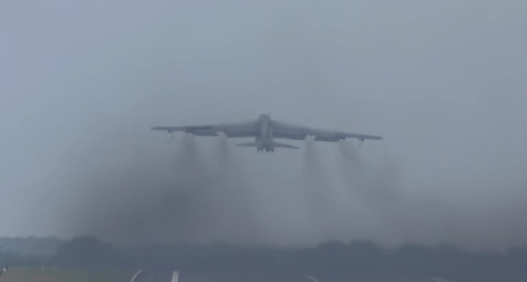 Eντυπωσιακή απογείωση του επιβλητικού βομβαρδιστικού B-52