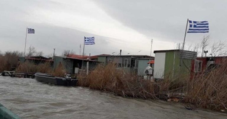 Γέμισε με γαλανόλευκες σημαίες η συνοριογραμμή στον Έβρο