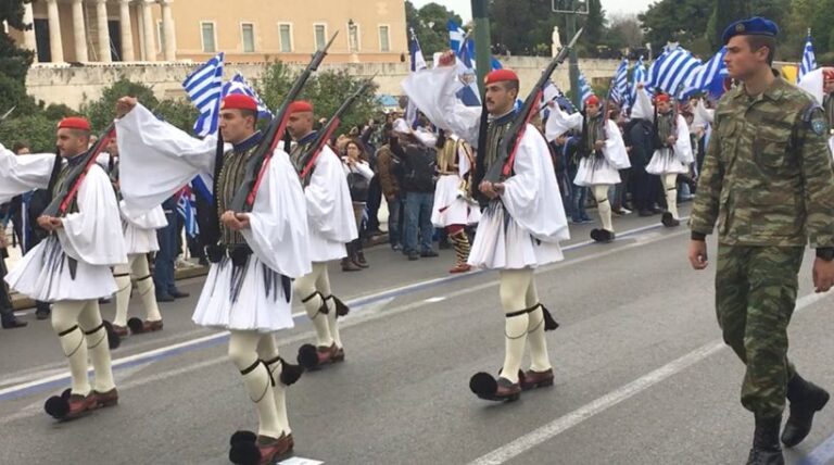 Με το «Μακεδονία Ξακουστή» η αλλαγή φρουράς στο Σύνταγμα