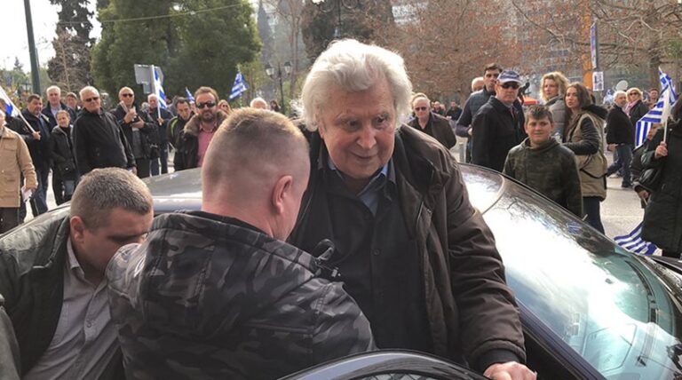 Στο Σύνταγμα ο Μίκης Θεοδωράκης με τον κόσμο να τον καταχειροκροτεί