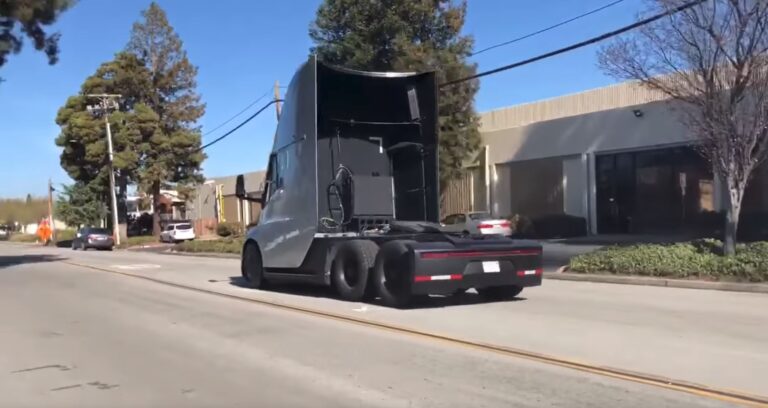 Ο τράκτορας του φορτηγού της Tesla επιταχύνει εξωπραγματικά γρήγορα