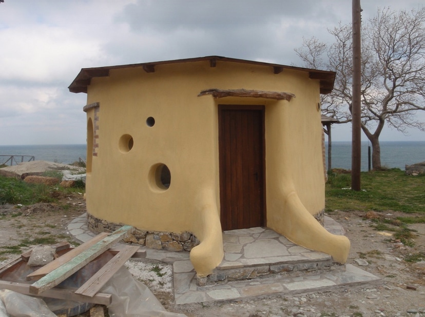Είναι ελληνικής κατασκευής, φτιάχνονται από άχυρο και πηλό και κοστίζουν 1.500 ευρώ 4 adf50ae553dad5a9ad29658b230261bb