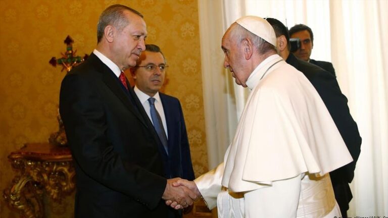 Ο πάπας δώρισε στον Ερντογάν μετάλλιο με «τον Άγγελο της ειρήνης»