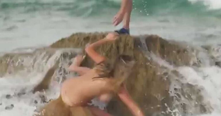 Κύμα παρέσυρε και έριξε την ημίγυμνη Κέιτ Άπτον σε αποκαλυπτική φωτογράφιση